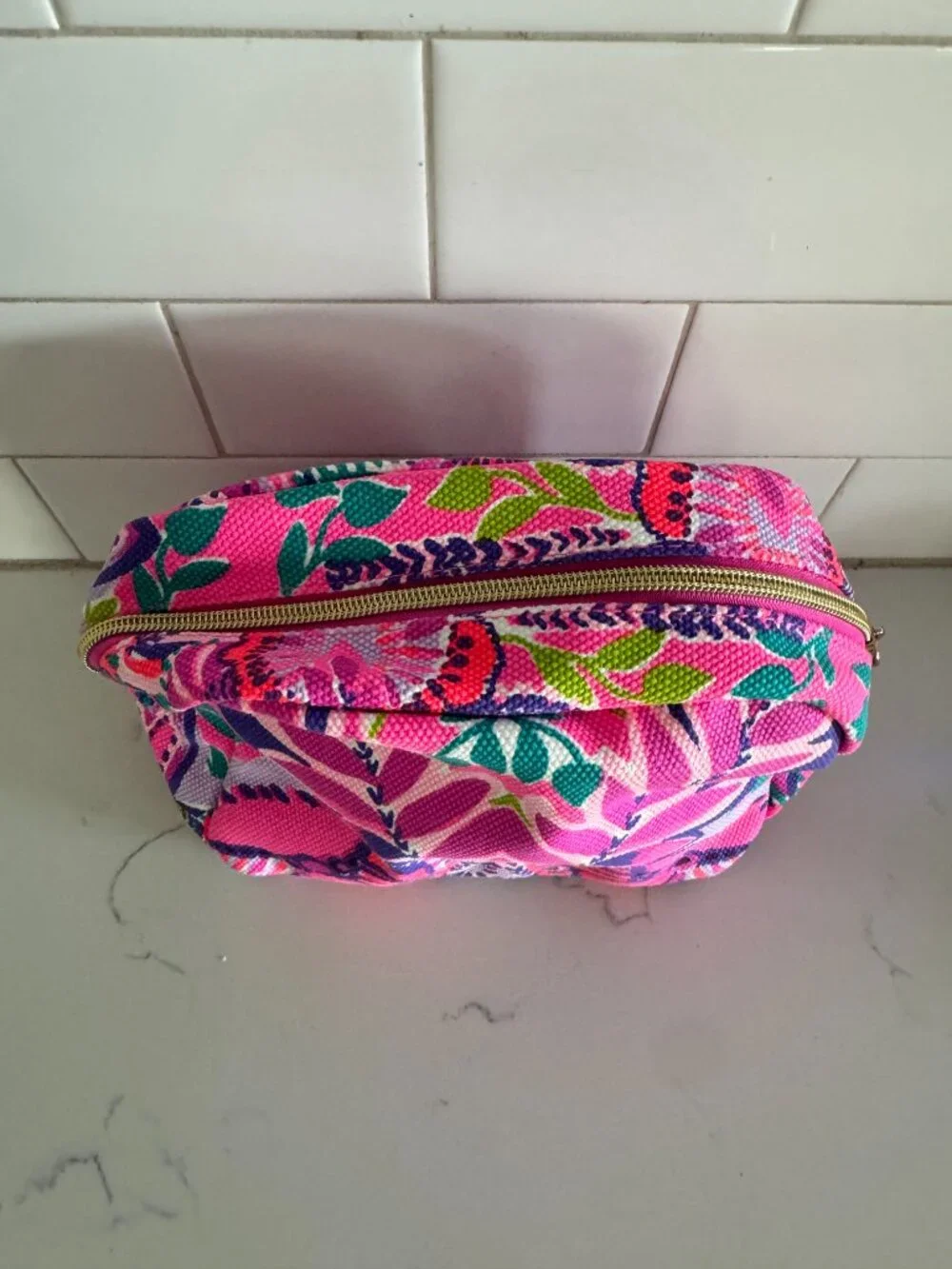NWOT Lilly Pulitzer Cosmetics Bag Pouch Zip Top She's Too Fly Pink Geometric Flo